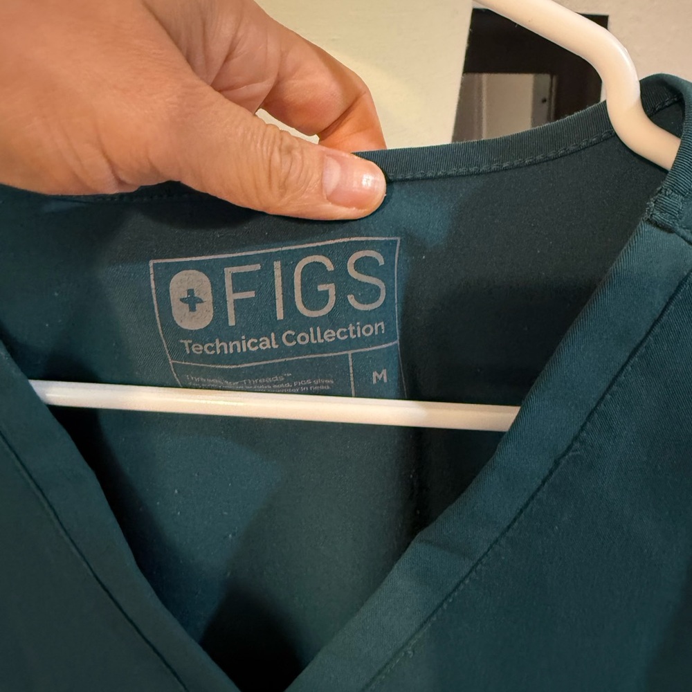 Figs Scrub Top and Pants Set - Picture 4 of 7